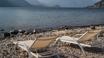 Playa privada, camastros y toallas de playa