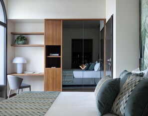 A modern bedroom with a bed, a desk, and a wardrobe. - Villa Lario Resort Mandello (Mandello del Lario)