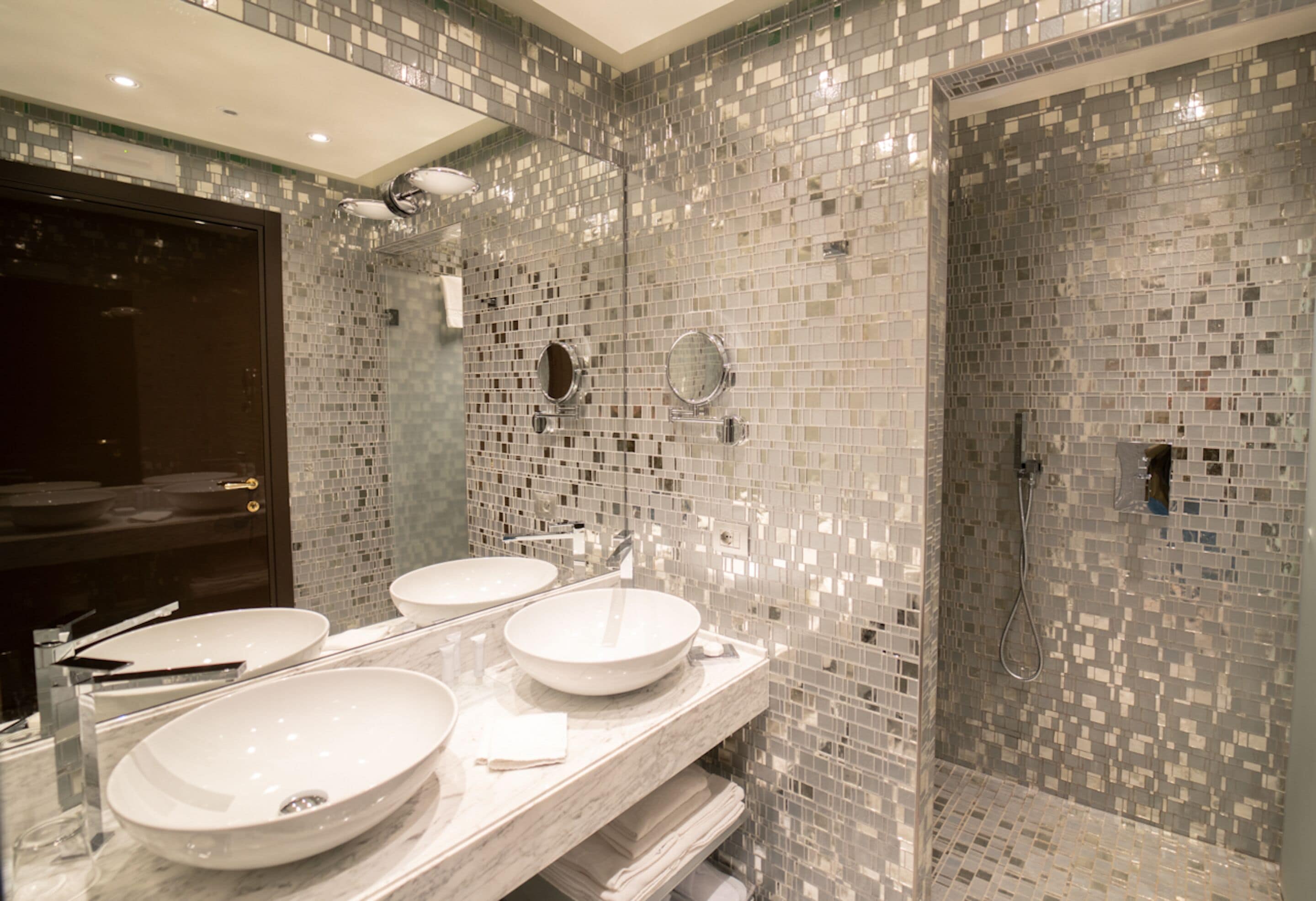 junior suite, lake view, annex building (private garden darsena) | bathroom | rainfall showerhead, free toiletries, hair dryer, bathrobes