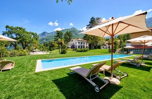 Outdoor pool, pool umbrellas, pool loungers - Villa Lario Resort Mandello (Mandello del Lario)
