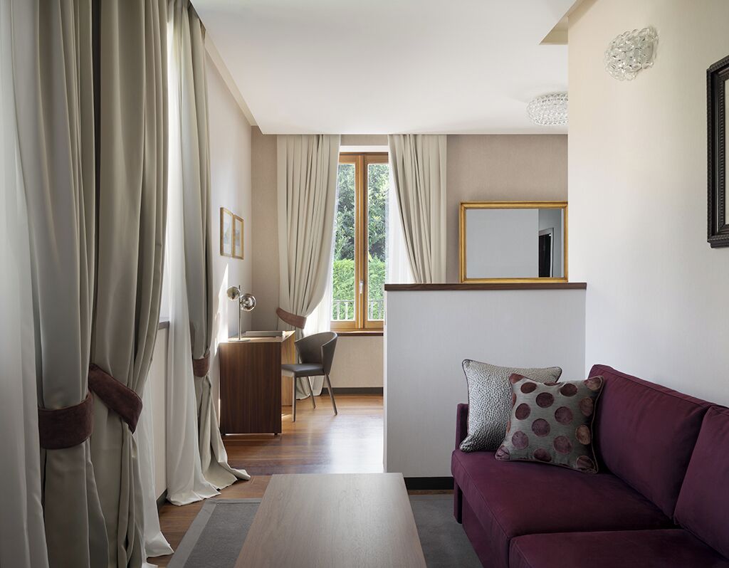 Un salon comprenant un canapé, une table basse et un coin repas avec une chaise et une table.