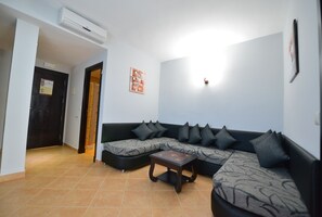 Family Suite, 2 Bedrooms | Living area | Flat-screen TV - Hôtel Suite Martil (Martil)