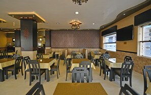 Breakfast, lunch, dinner served; international cuisine  - Hôtel Suite Martil (Martil)