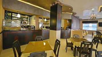 供應早餐、午餐、晚餐;多國菜