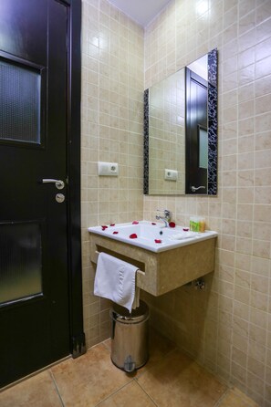 Standard Room | Bathroom | Shower, free toiletries, hair dryer, bidet - Hôtel Suite Martil (Martil)