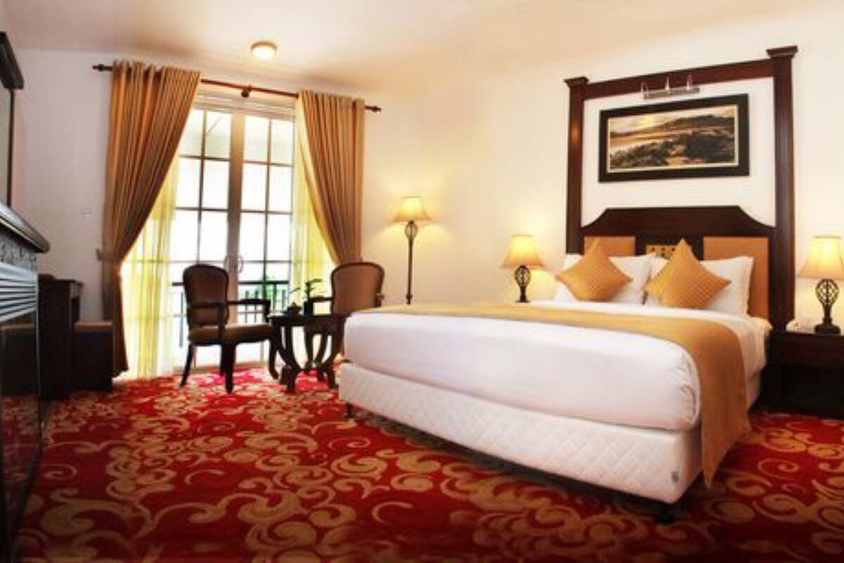 Bộ đồ giường cao cấp, minibar, két bảo mật tại phòng, bàn
