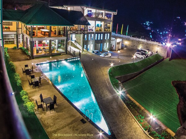 Una piscina al aire libre