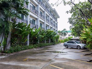 Free self-parking - 14Resort (Bangkok)