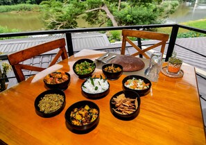 Daily continental breakfast (USD 4 per person)