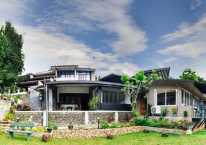 Vista frontal de la propiedad