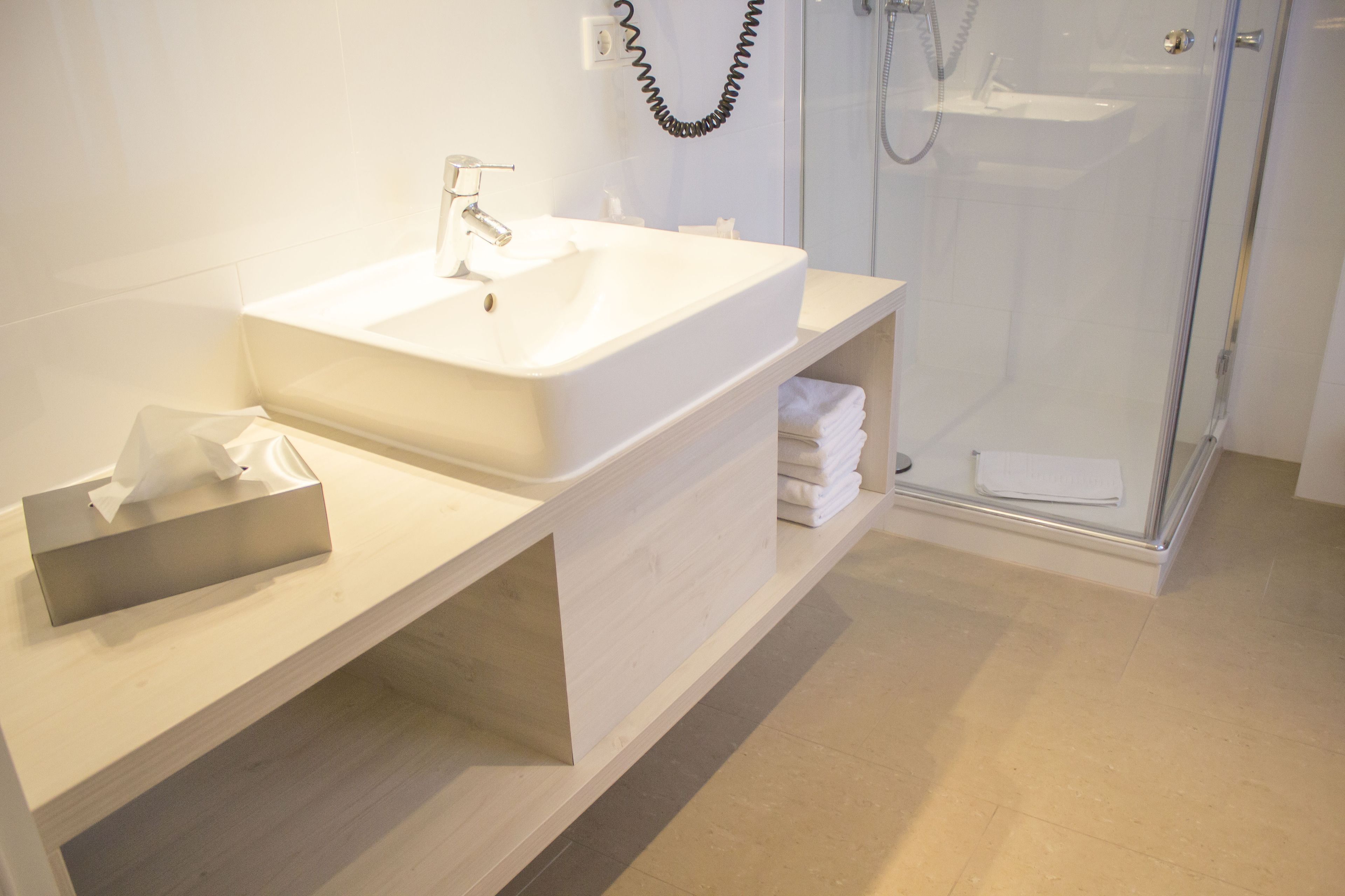 Comfort suite, 1 slaapkamer, terras | Badkamer | Een douche, gratis toiletartikelen, een haardroger, handdoeken