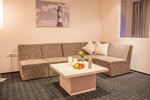 Suite Familiale, 2 chambres, accessible aux personnes à mobilité réduite, côté jardin | Coin séjour