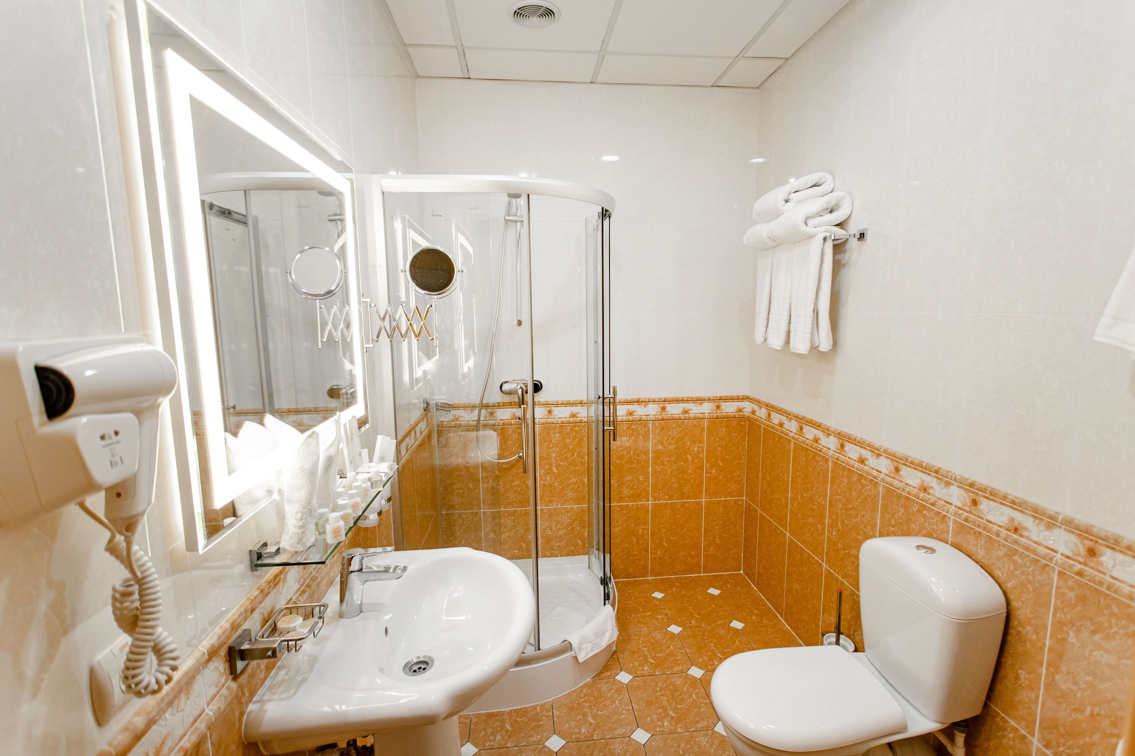 standard triple room | bathroom | combined shower/bathtub, hair dryer, slippers, towels