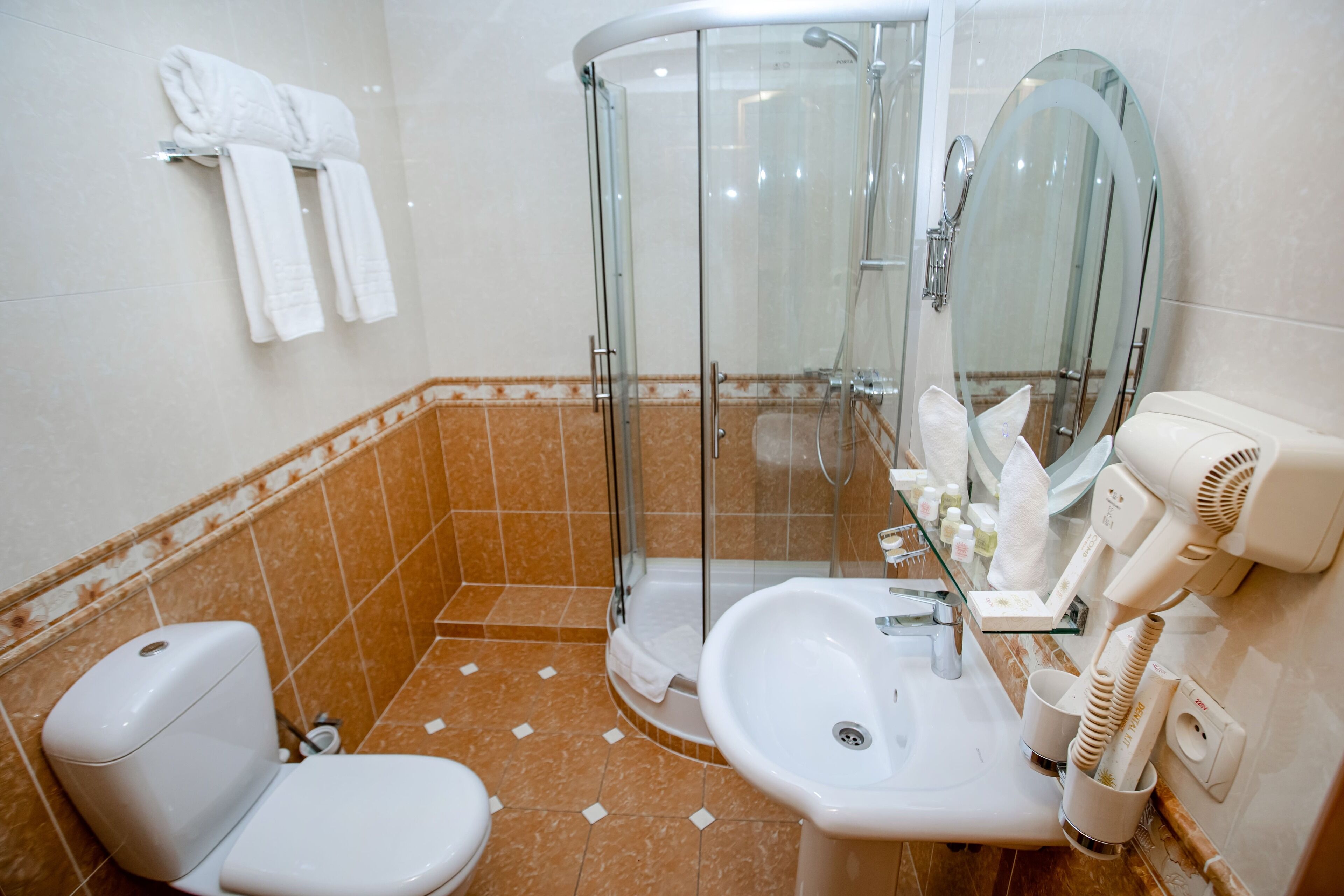 deluxe double or twin room | bathroom | combined shower/bathtub, hair dryer, slippers, towels