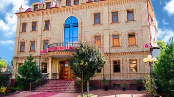 Vista frontal de la propiedad