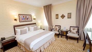 Habitación Deluxe con 1 cama matrimonial o 2 individuales | Caja de seguridad en la habitación y escritorio