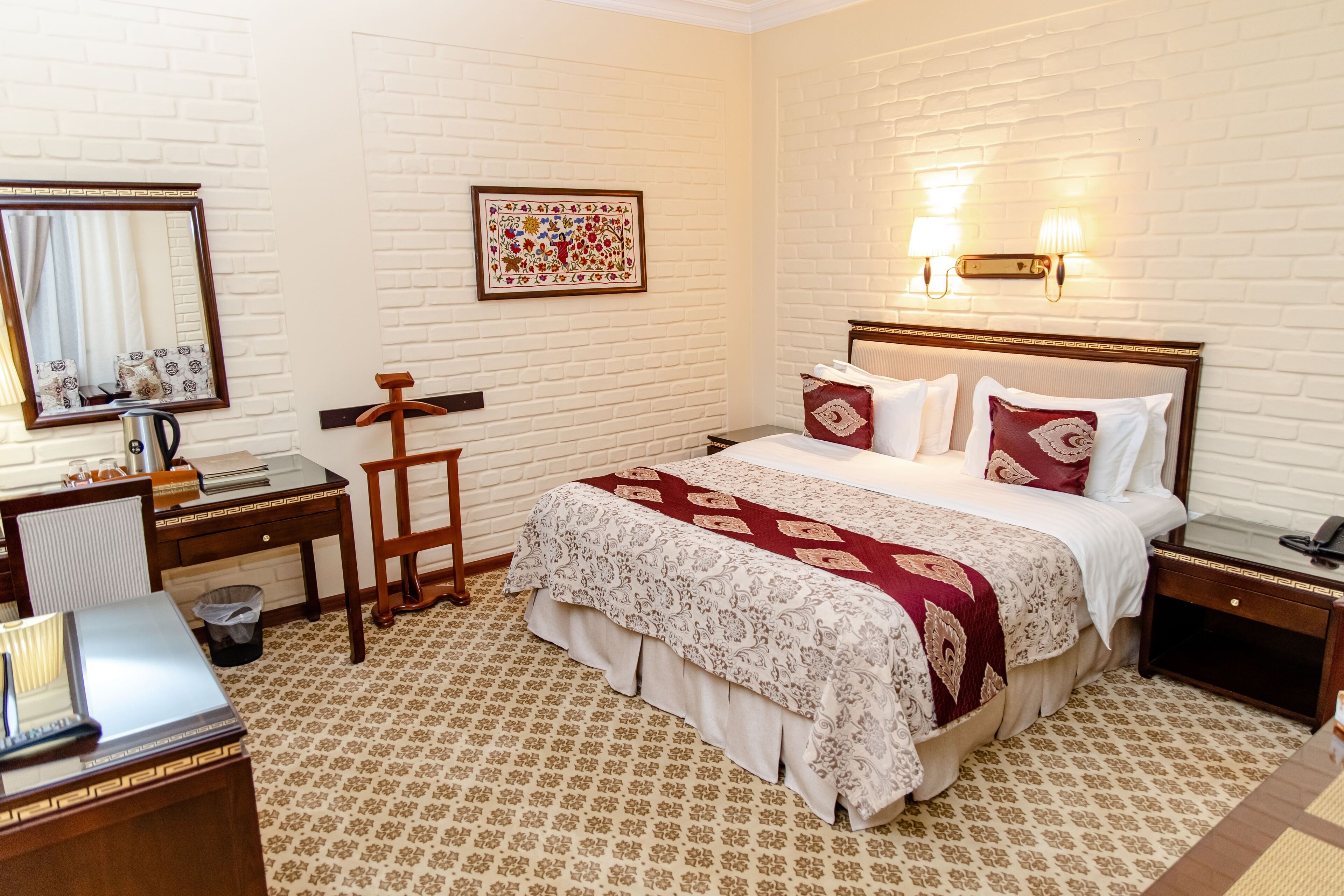 Suite – executive | Safe på rommet, skrivebord, strykejern/-brett og barnesenger