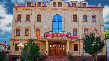 Vista frontal de la propiedad