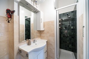 Studio, Balcony | Bathroom | Shower, hair dryer, towels