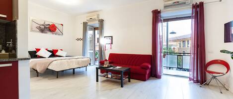 Monolocale, balcone | Soggiorno | TV a schermo piatto