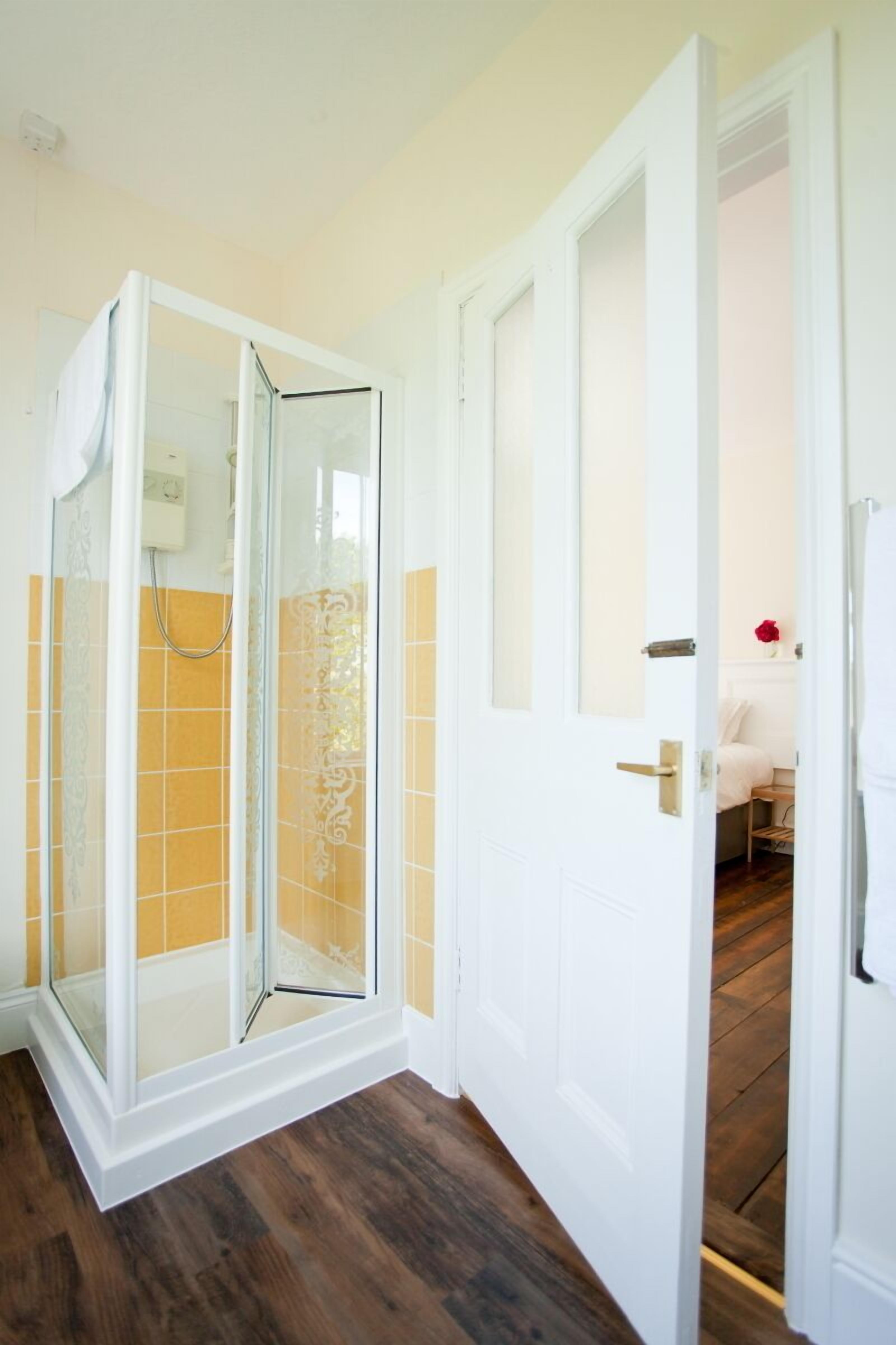 Chambre Deluxe Double ou avec lits jumeaux, vue mer | Salle de bain | Douche, articles de toilette gratuits, sèche-cheveux