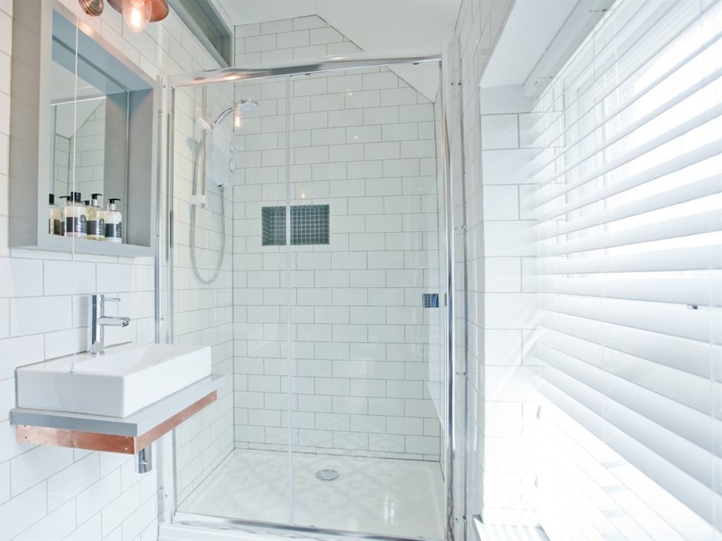 Deluxe Double or Twin Room, Sea View | Bathroom | Shower, free toiletries, hair dryer, towels