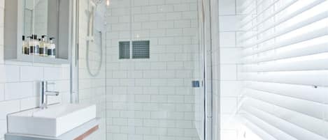 Chambre Deluxe Double ou avec lits jumeaux, vue mer | Salle de bain | Douche, articles de toilette gratuits, sèche-cheveux
