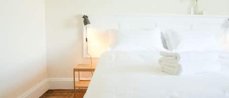 Ropa de cama hipoalergénica, escritorio y sistema de insonorización