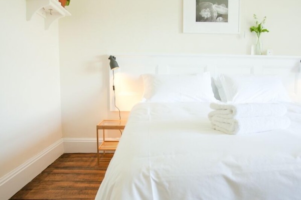 Peralatan tempat tidur hipoalergenik, meja, kalis bunyi