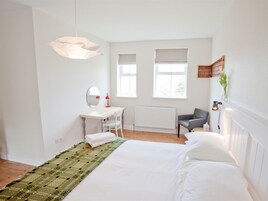 Deluxe Double or Twin Room, Garden View | Hypo-allergenic bedding, desk, soundproofing, iron/ironing board