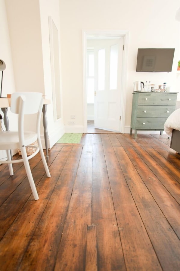 Deluxe-Doppel- oder -Zweibettzimmer, Meerblick | Allergikerbettwaren, Schreibtisch, schallisolierte Zimmer
