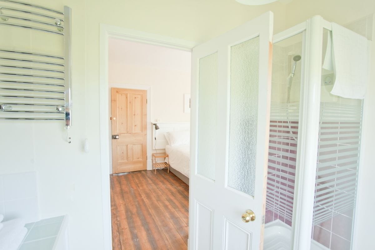 Ein Badezimmer mit Dusche, Toilette und Waschbecken.