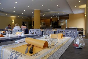 S'hi serveixen plats de cuina local 