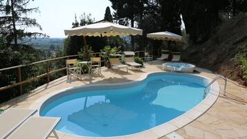 Utendørsbasseng og solsenger