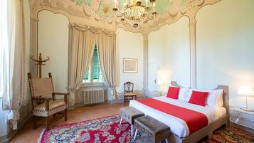 Dobbelt- eller tomannsrom – deluxe | Sengetøy av topp kvalitet, minibar, safe på rommet og skrivebord