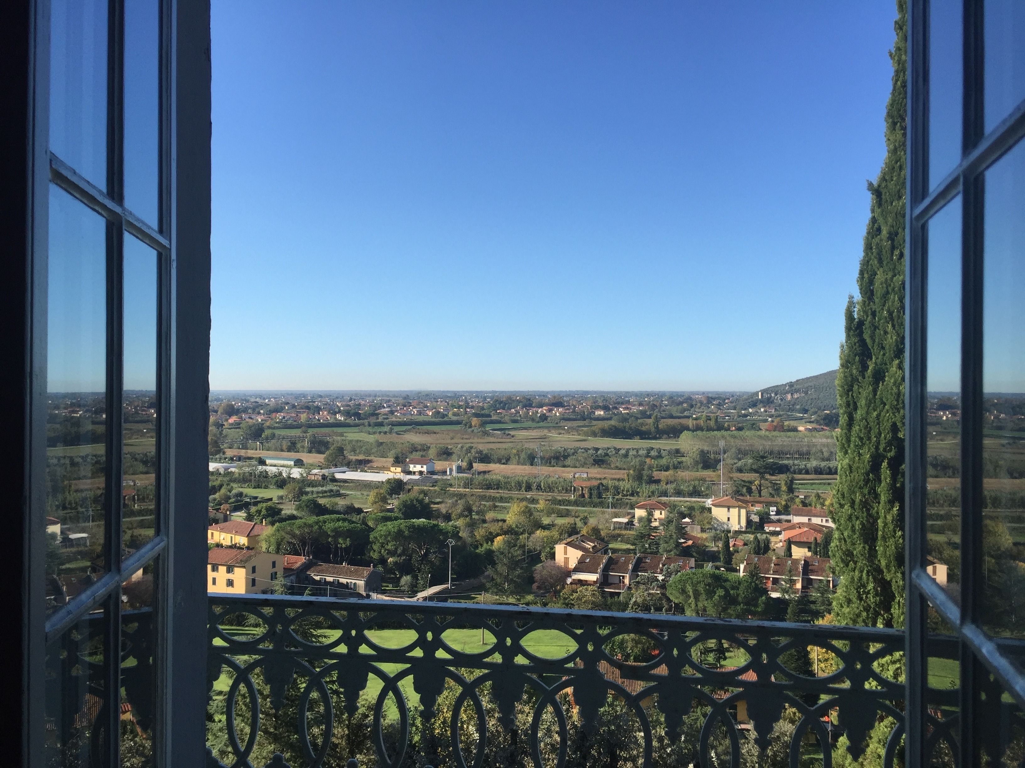 Un balcon donnant sur la ville et la campagne environnante.