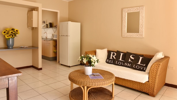 60-inch flat-screen TV with cable channels, TV - Pega Pega Apartments (Oranjestad)