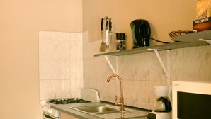 Basic Condo, 1 Bedroom | Private kitchenette | Coffee/tea maker, fridge, microwave, stovetop - Pega Pega Apartments (Oranjestad)