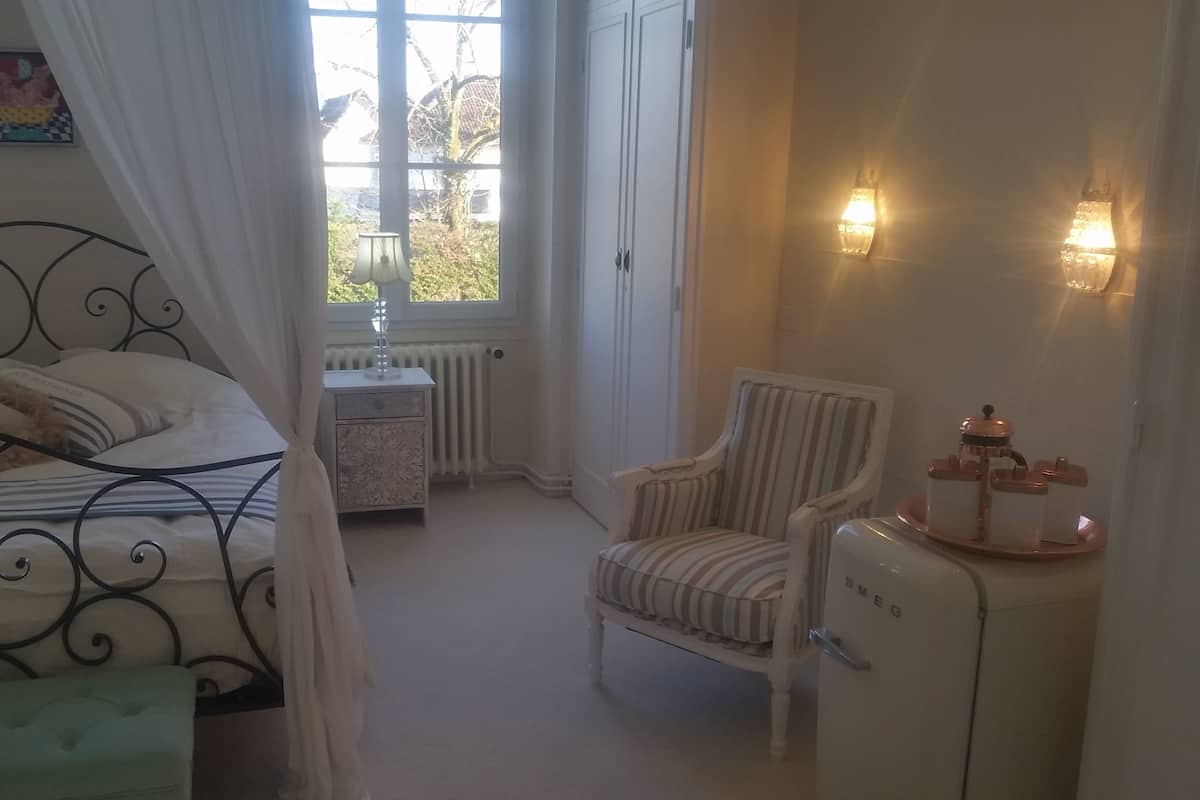 Cots/infant beds, free WiFi, bed sheets