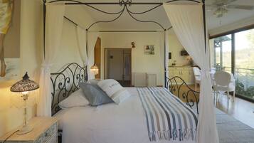 Suite Deluxe, 1 cama doble, cocina básica, vistas al río | Cunas (de pago), wifi gratis, ropa de cama