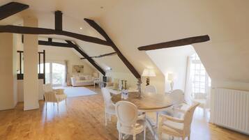 Deluxe-Apartment, 2 Schlafzimmer, Küche, Flussblick | Essbereich im Zimmer