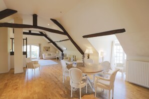 Deluxe Apartment, 2 Bedrooms, Kitchen, River View | In-room dining