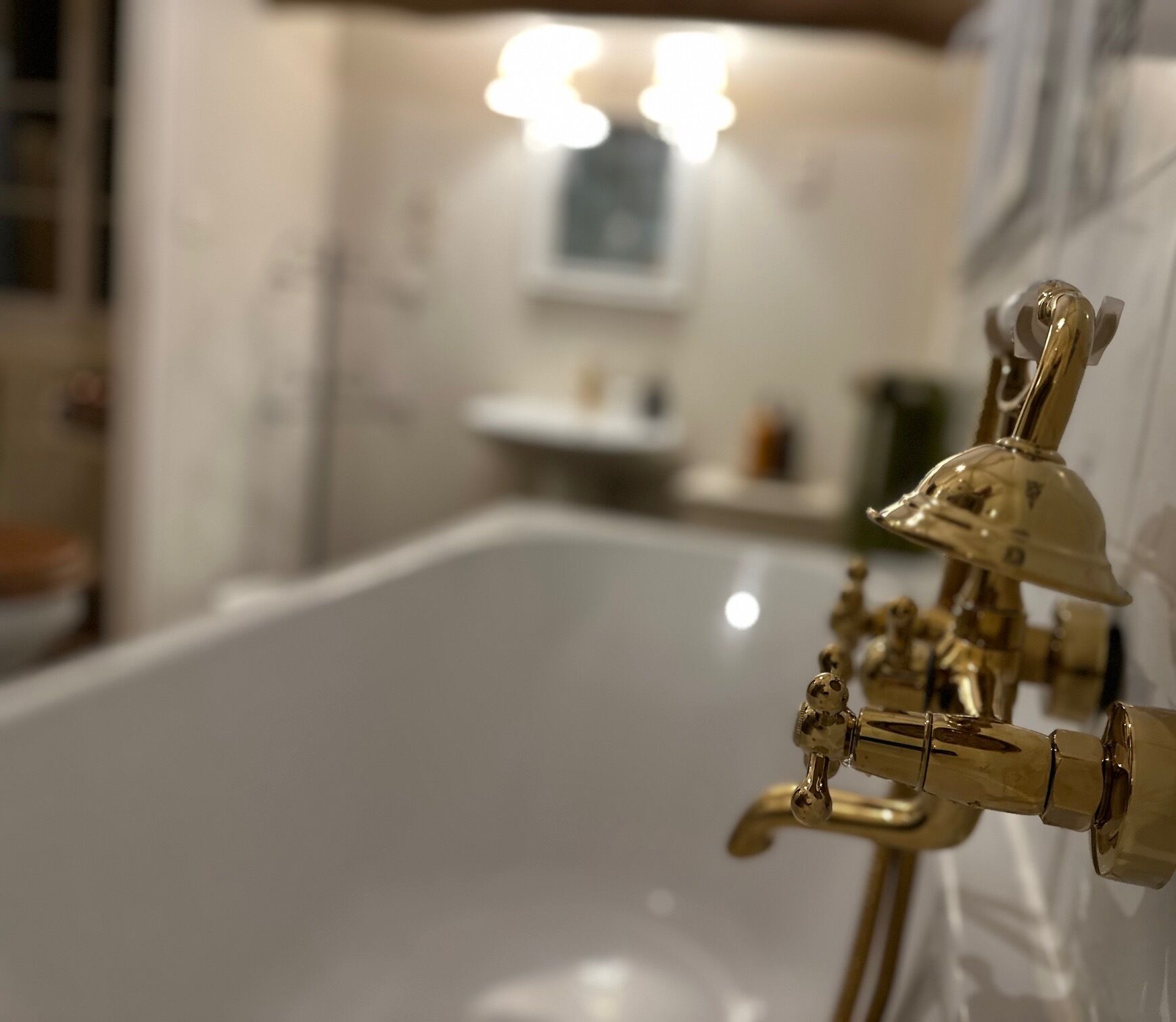 Kamar Single Comfort, 1 kamar tidur, bathtub, pemandangan sungai | Kamar mandi | Shower, perlengkapan mandi gratis, pengering rambut, dan jubah mandi