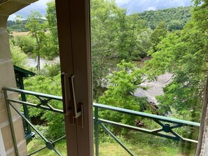 Deluxe Apartment, 2 Bedrooms, Kitchen, River View | Terrace/patio