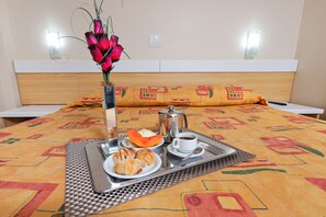 迷你吧、書桌、遮光窗簾/窗簾、免費 Wi-Fi