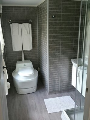 Bungalow, Kitchenette, Mountain View | Bathroom | Shower, free toiletries, hair dryer - Telemark Camping & Inn - Eldhuset Cabin (Fyresdal)
