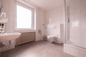 Toalettartikler (inkludert), hårføner og håndklær