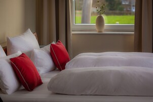 Ropa de cama de alta calidad, cubrecamas y minibar 