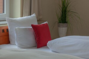 Ropa de cama de alta calidad, cubrecamas y minibar 