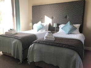 Habitació doble o amb dos llits individuals Deluxe | Escriptori, wifi gratuïta i roba de llit